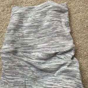 LULULEMON SIZE 4 WUNDER UNDER LEGGINGS IN GRAY STRIPED